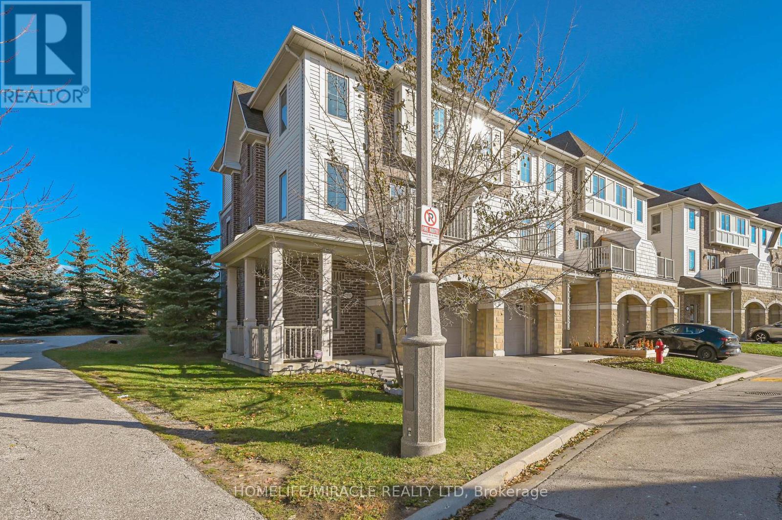 102 Cedar Lake Crescent, Brampton, Ontario  L6Y 0R1 - Photo 2 - W12561702