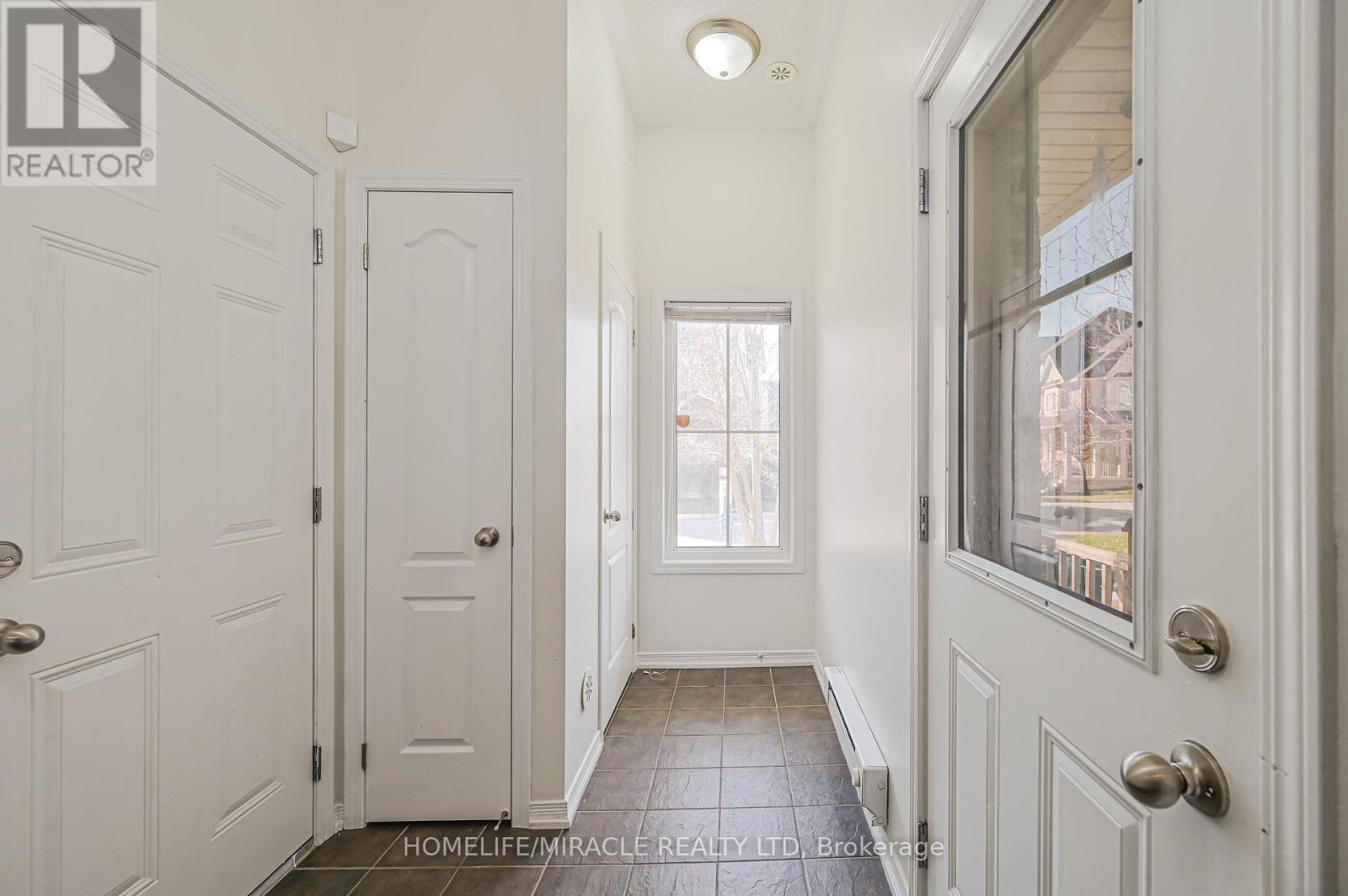 102 Cedar Lake Crescent, Brampton, Ontario  L6Y 0R1 - Photo 4 - W12561702