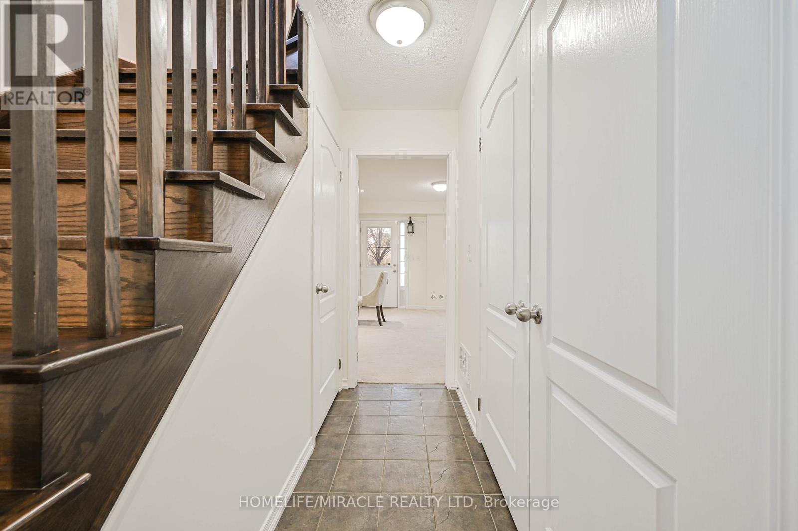 102 Cedar Lake Crescent, Brampton, Ontario  L6Y 0R1 - Photo 5 - W12561702