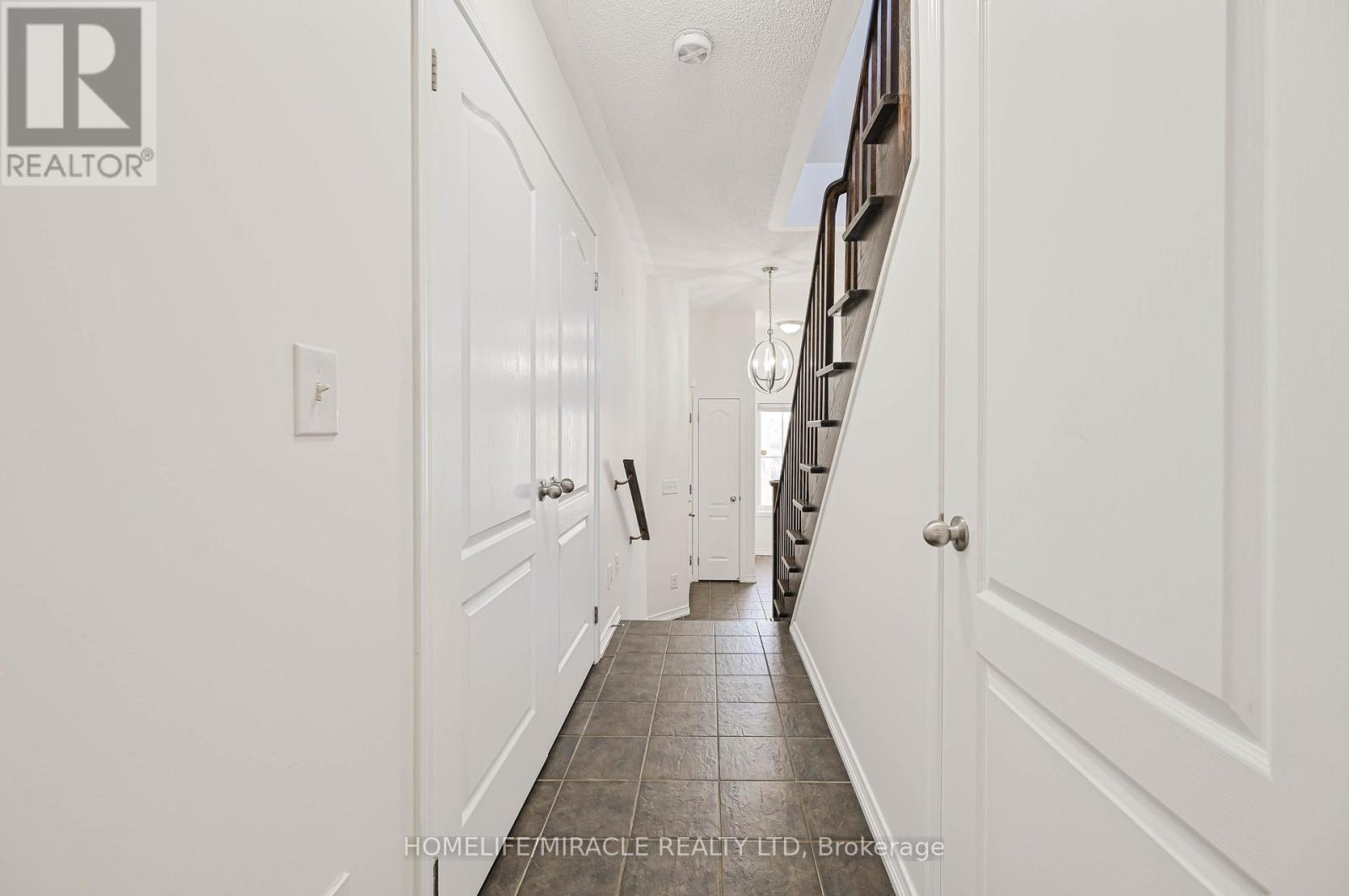 102 Cedar Lake Crescent, Brampton, Ontario  L6Y 0R1 - Photo 6 - W12561702