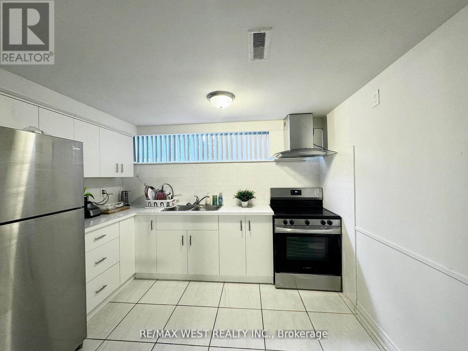 25 Bimini Crescent, Toronto, Ontario  M3N 1S1 - Photo 17 - W12561708