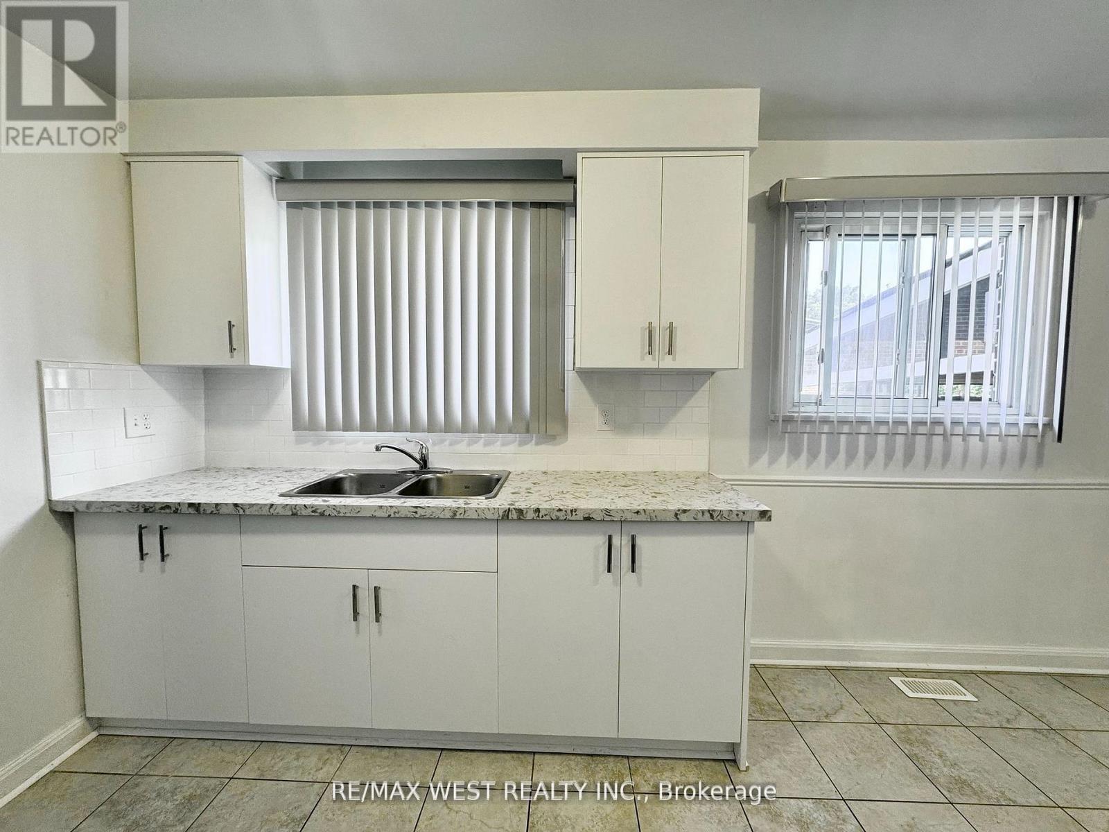 25 Bimini Crescent, Toronto, Ontario  M3N 1S1 - Photo 4 - W12561708