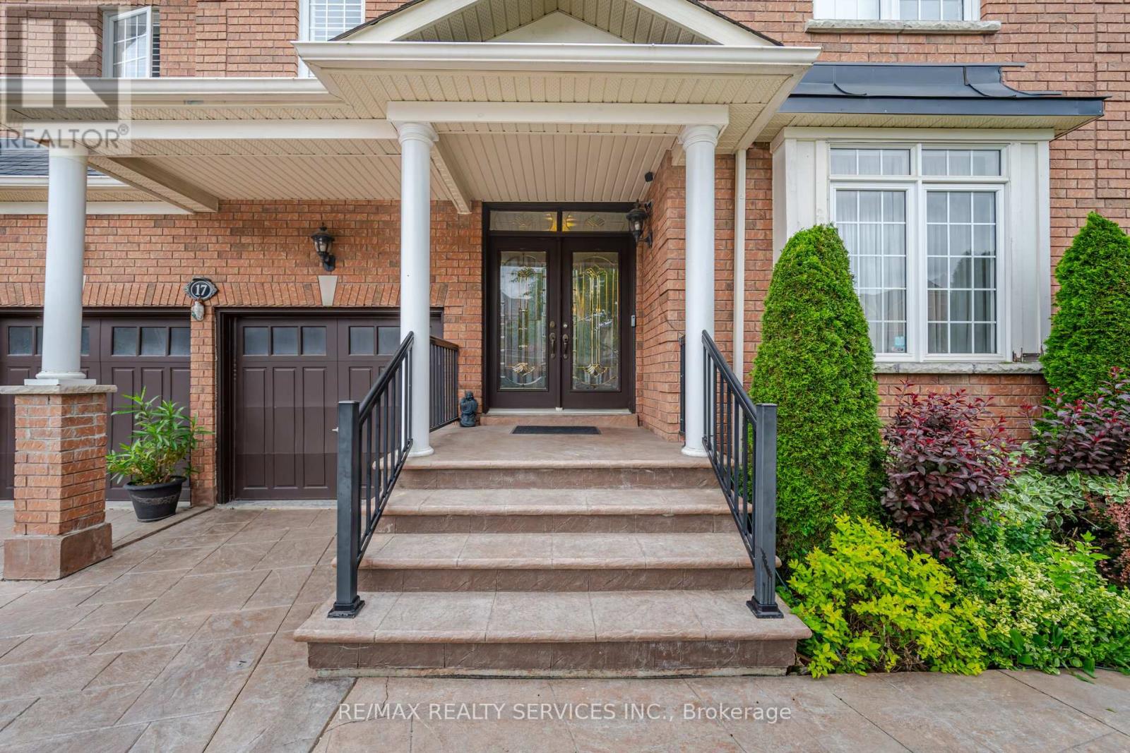 17 Regis Circle, Brampton, Ontario  L6P 1Z4 - Photo 2 - W12561714