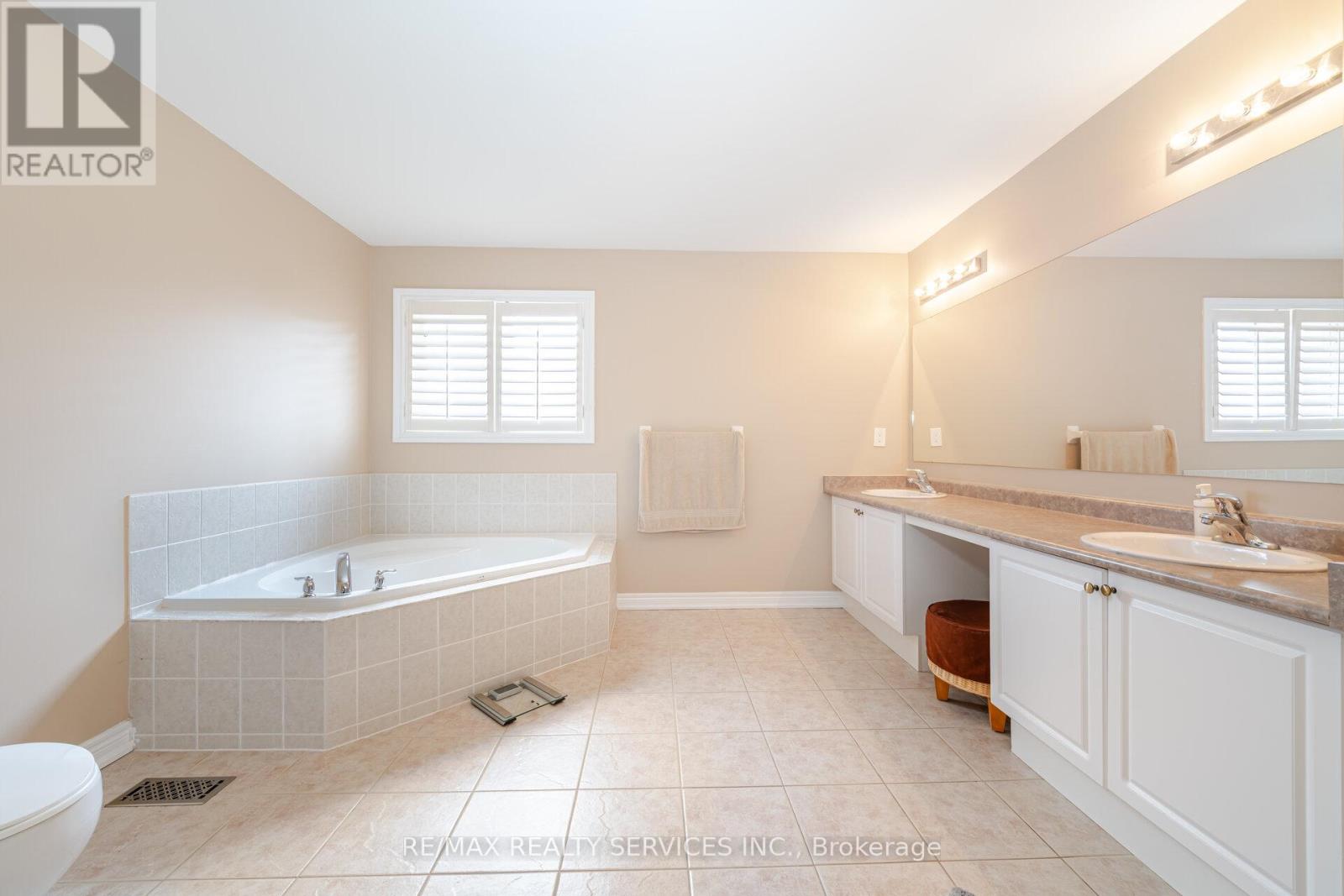 17 Regis Circle, Brampton, Ontario  L6P 1Z4 - Photo 22 - W12561714