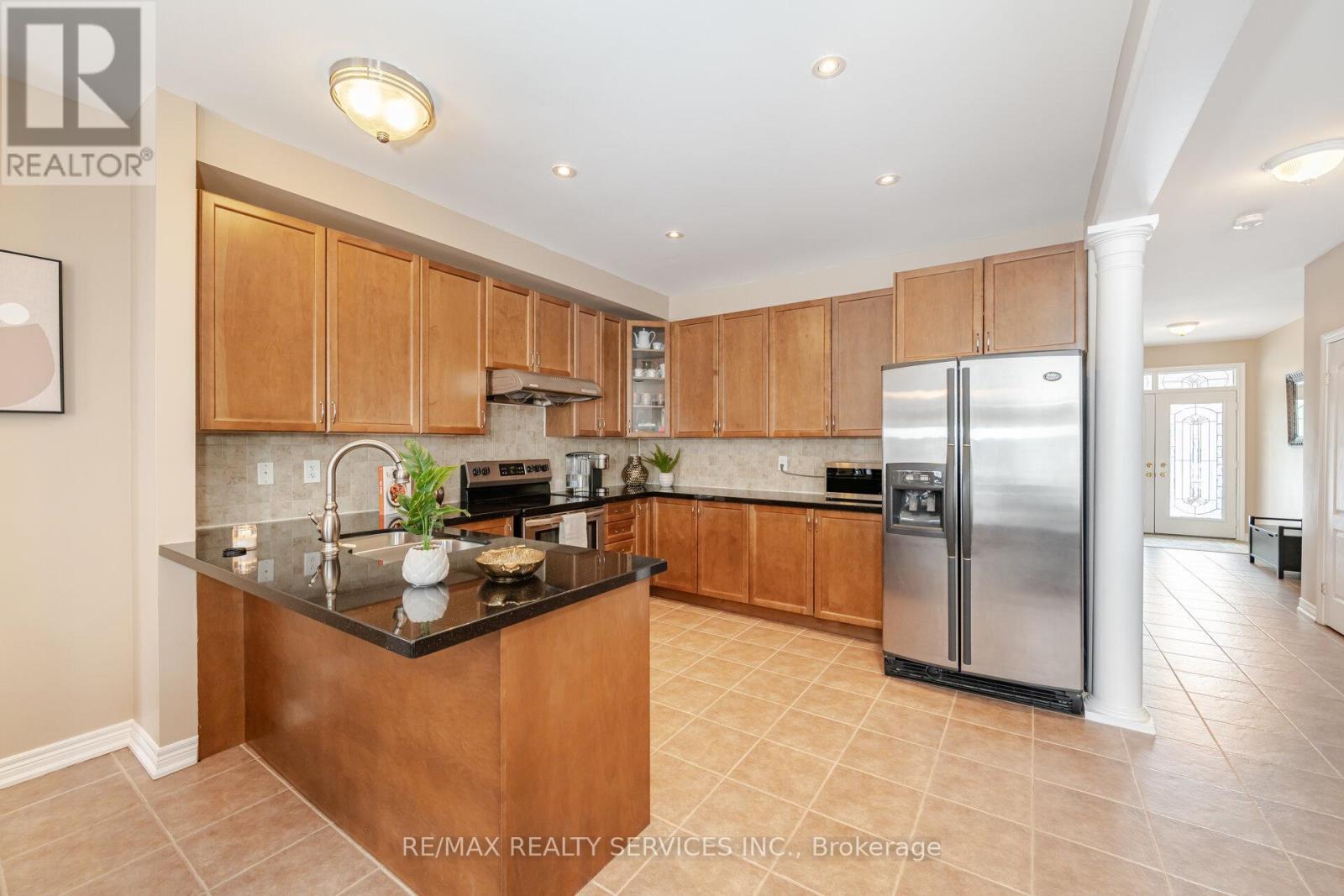 17 Regis Circle, Brampton, Ontario  L6P 1Z4 - Photo 8 - W12561714