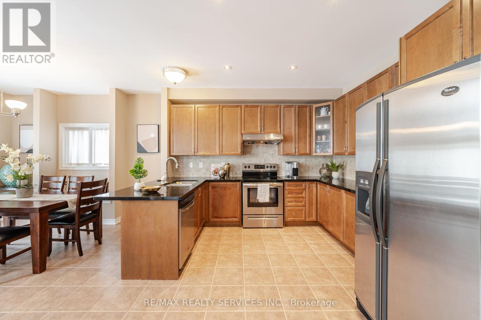 17 Regis Circle, Brampton, Ontario  L6P 1Z4 - Photo 9 - W12561714