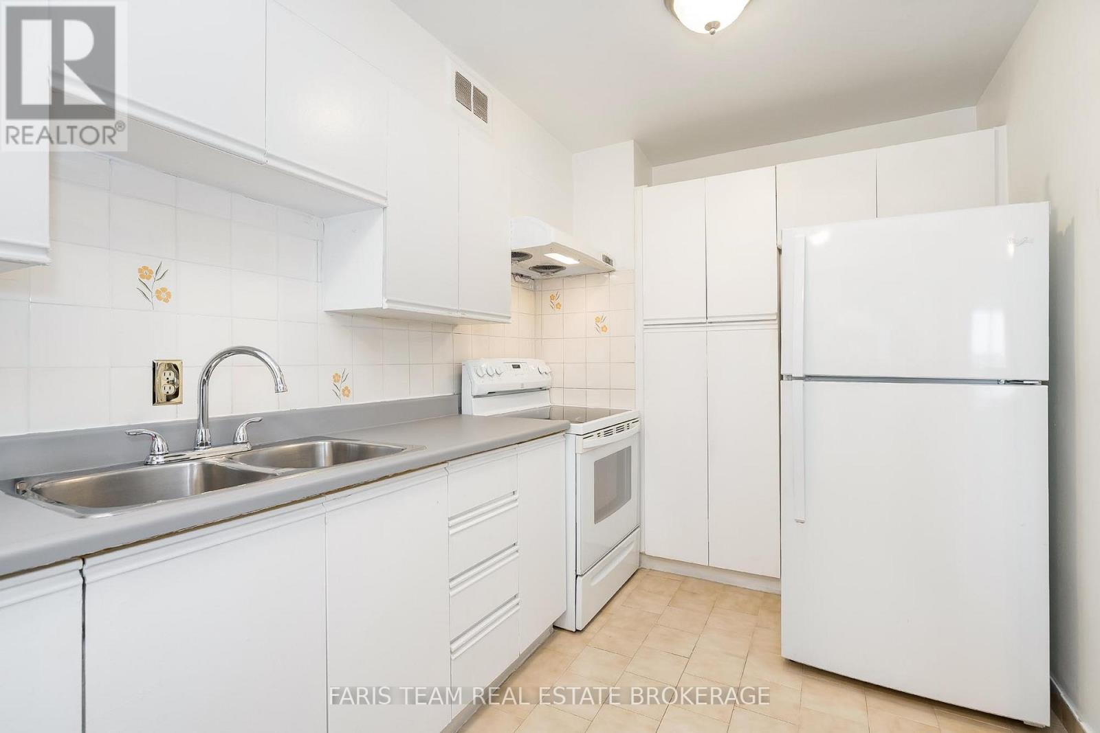 104 - 19 Four Winds Drive, Toronto, Ontario  M3J 2S9 - Photo 4 - W12561838