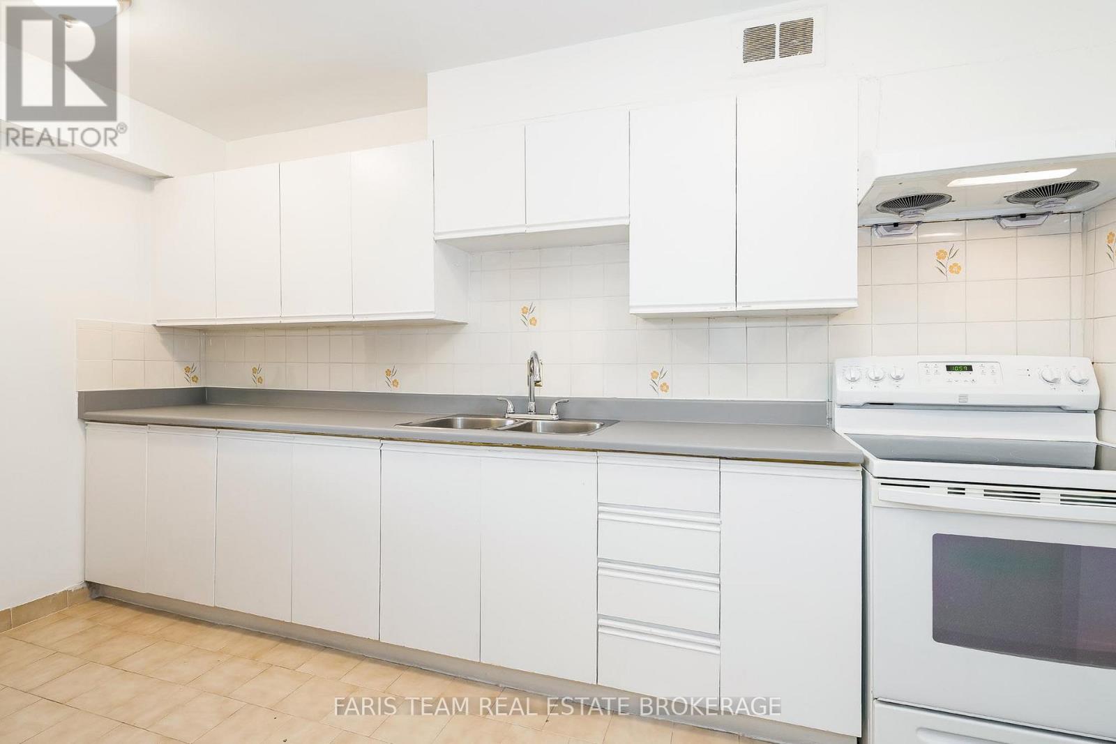 104 - 19 Four Winds Drive, Toronto, Ontario  M3J 2S9 - Photo 5 - W12561838