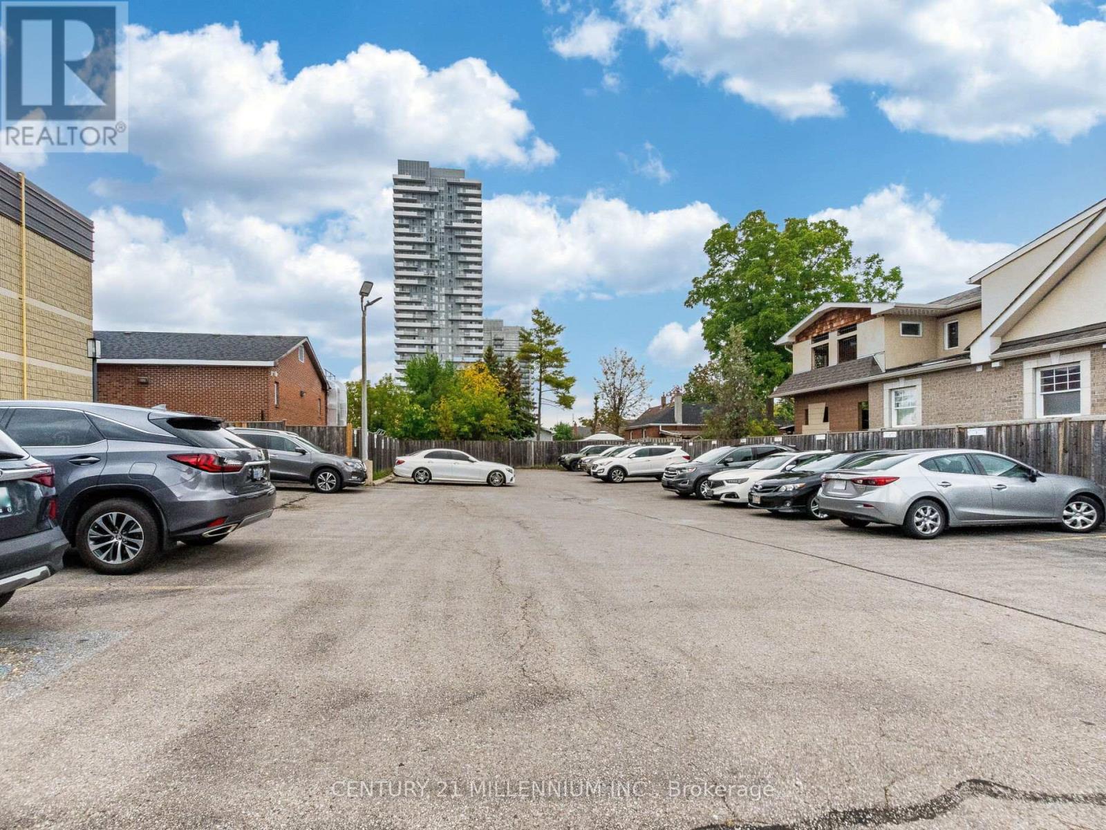 181 Queen Street E, Brampton, Ontario  L6W 2B3 - Photo 2 - W12561936