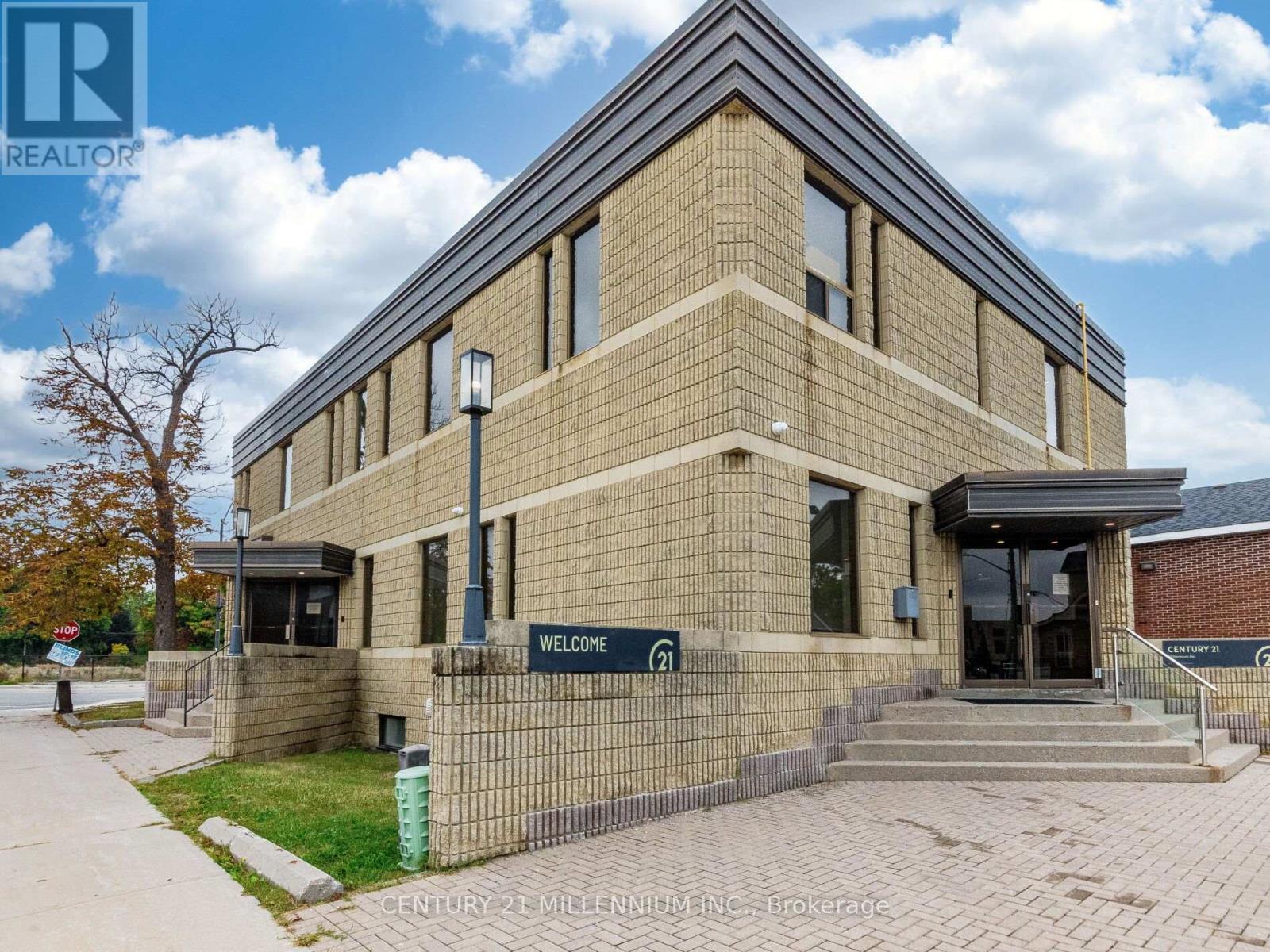 181 Queen Street E, Brampton, Ontario  L6W 2B3 - Photo 4 - W12561936