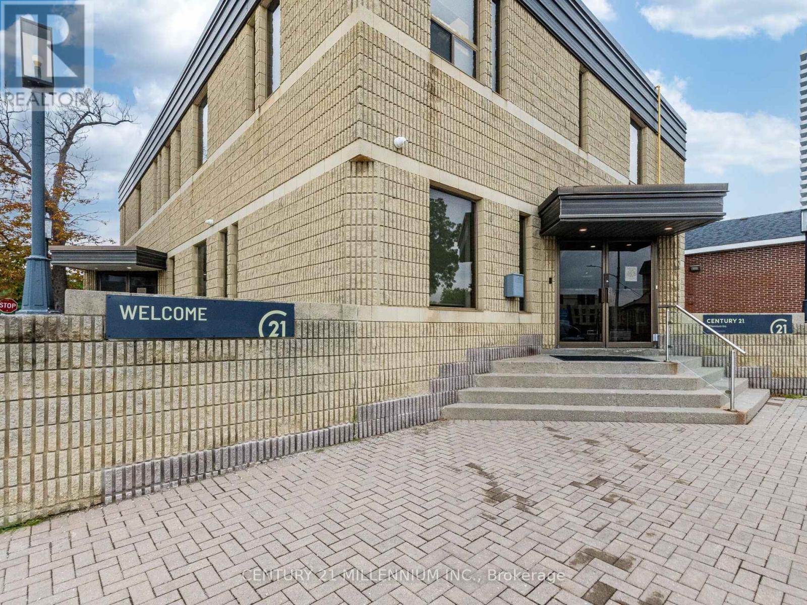 181 Queen Street E, Brampton, Ontario  L6W 2B3 - Photo 5 - W12561936