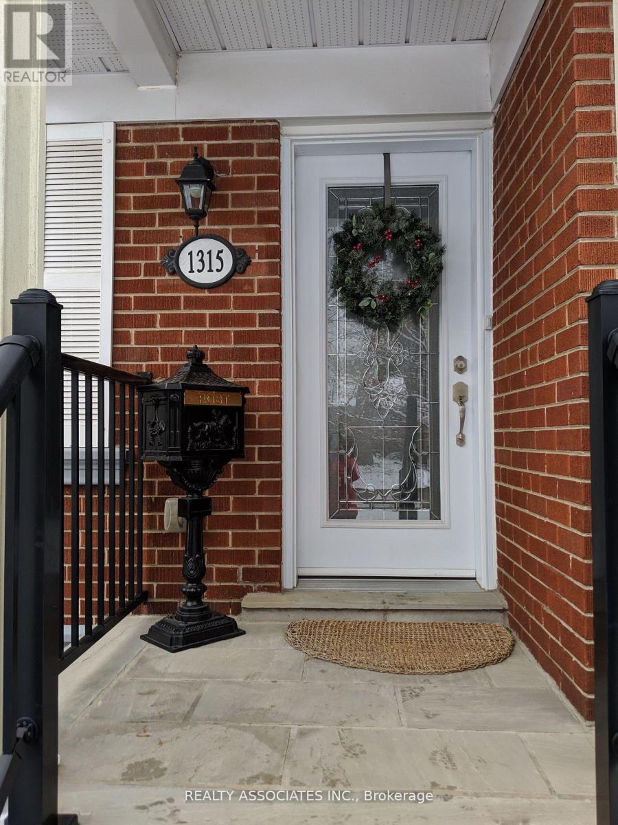 1315 Crossfield Bend, Mississauga, Ontario  L5G 3P5 - Photo 3 - W12561982