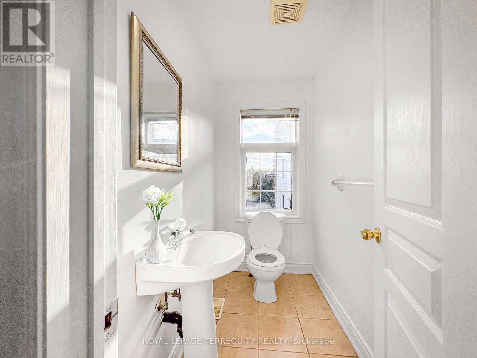 25 Bijou Walk, Toronto, Ontario  M6M 5L7 - Photo 13 - W12560748