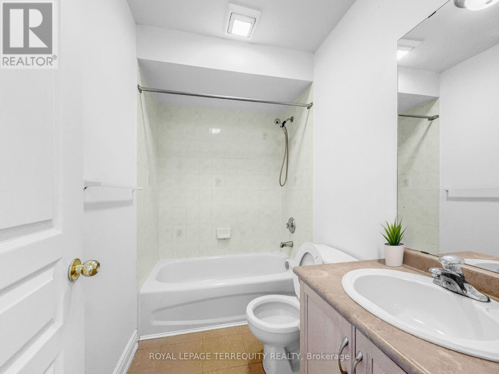 25 Bijou Walk, Toronto, Ontario  M6M 5L7 - Photo 19 - W12560748