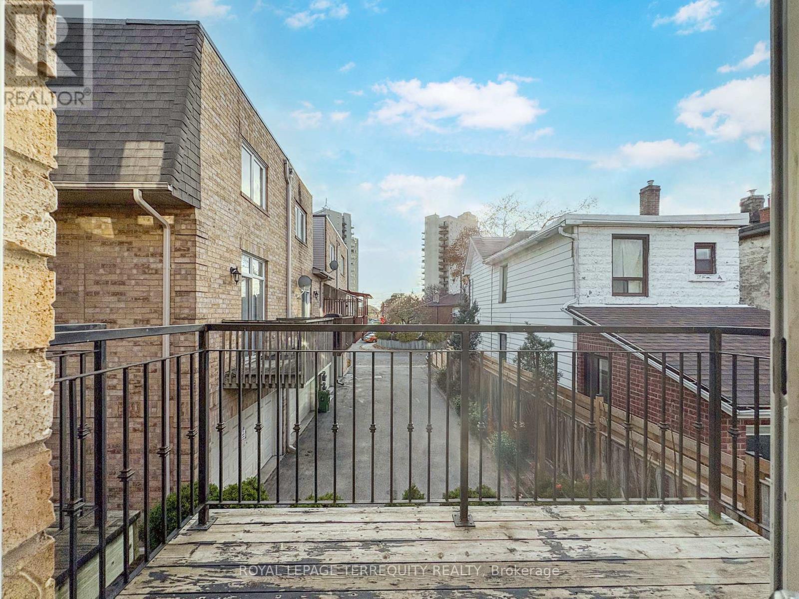 25 Bijou Walk, Toronto, Ontario  M6M 5L7 - Photo 14 - W12560748