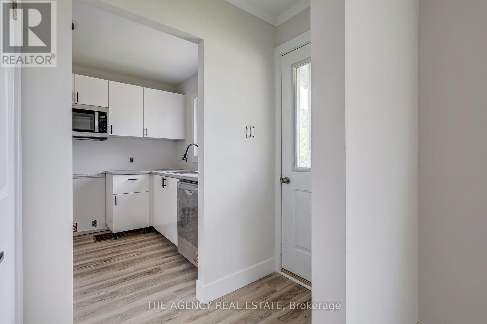 Upper - 489 Salisbury Street, London East, Ontario  N5Y 3B4 - Photo 9 - X12562076