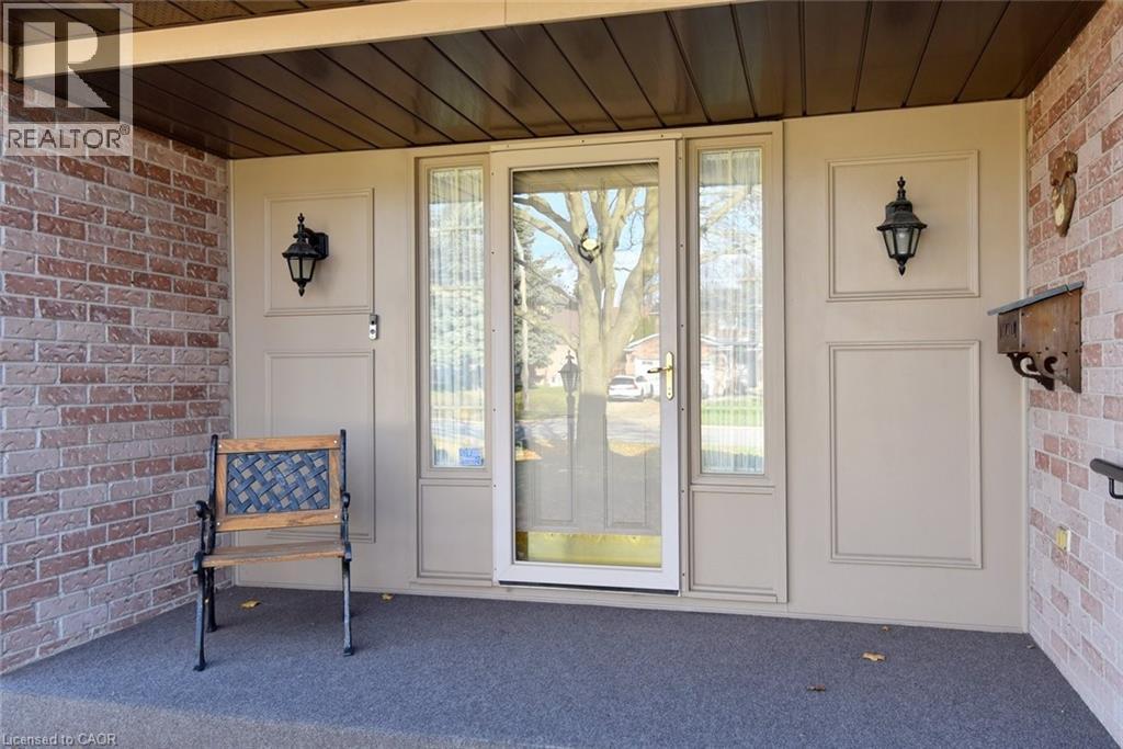 216 Amberly Boulevard, Ancaster, Ontario L9G 4J7 - Photo 4 - 40789124