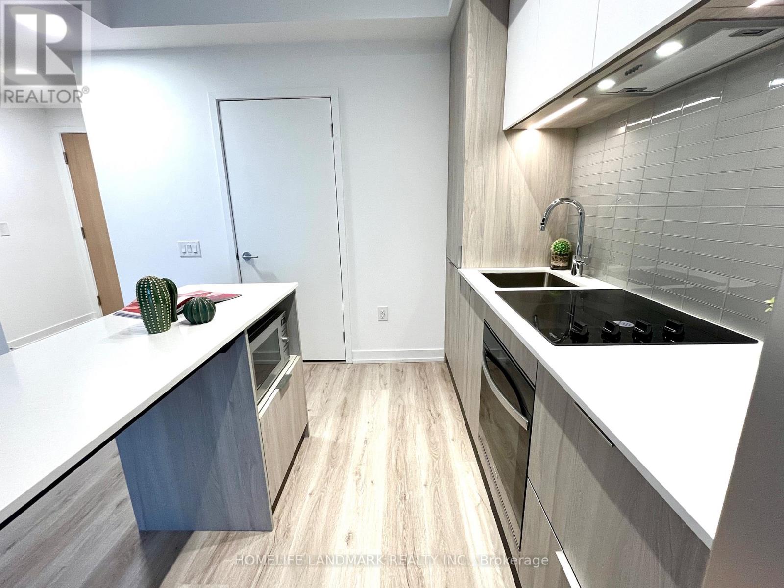 709 - 395 Square One Drive, Mississauga, Ontario  L5B 0P6 - Photo 12 - W12560776