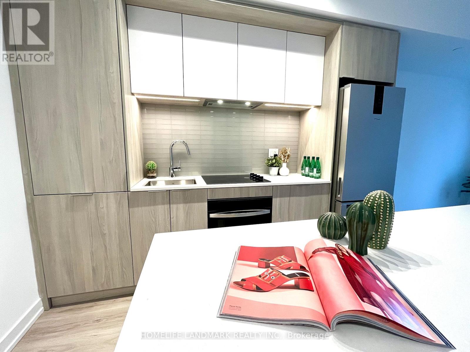 709 - 395 Square One Drive, Mississauga, Ontario  L5B 0P6 - Photo 7 - W12560776