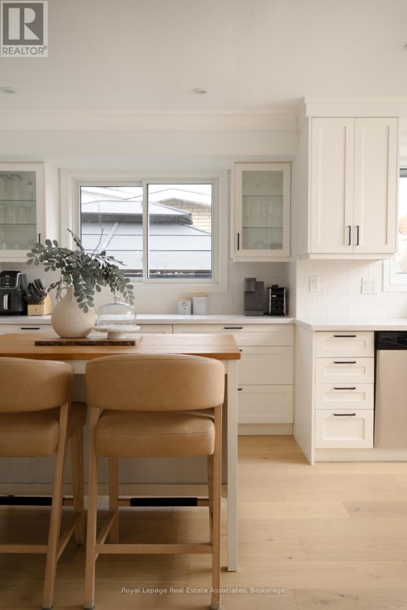 134 Fairwood Place W, Burlington, Ontario  L7T 4B6 - Photo 10 - W12551468