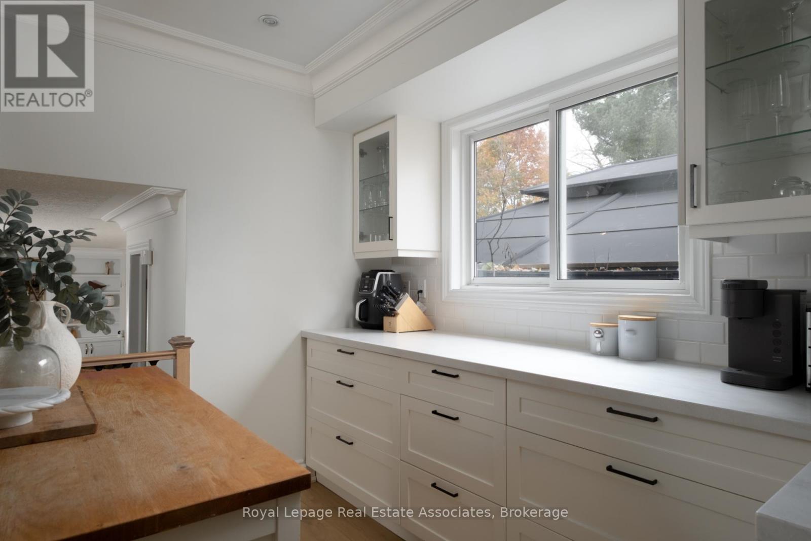 134 Fairwood Place W, Burlington, Ontario  L7T 4B6 - Photo 11 - W12551468