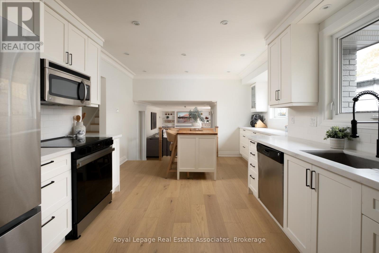 134 Fairwood Place W, Burlington, Ontario  L7T 4B6 - Photo 13 - W12551468