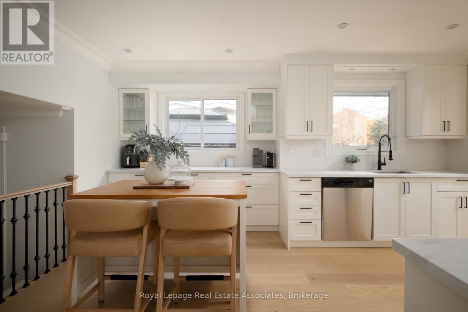 134 Fairwood Place W, Burlington, Ontario  L7T 4B6 - Photo 9 - W12551468