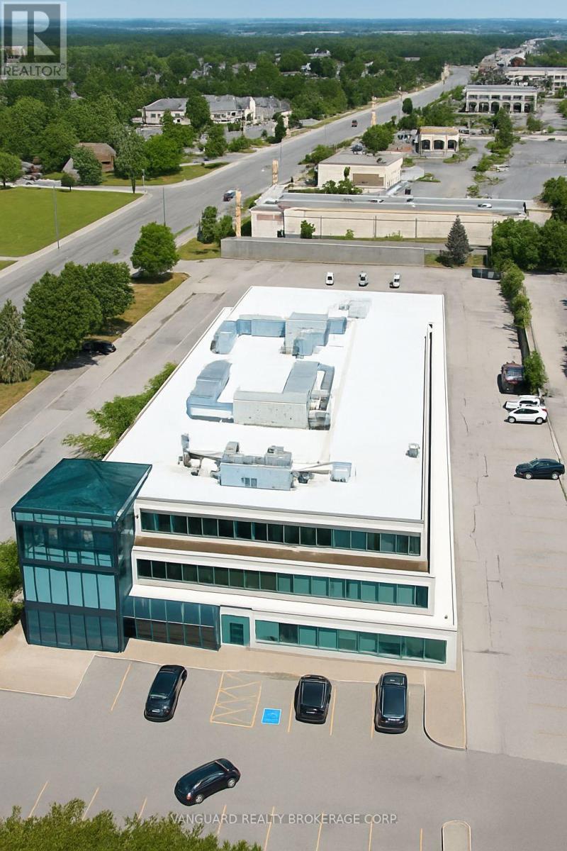 300 - 1091 Gorham Street, Newmarket, Ontario  L3Y 8X7 - Photo 2 - N12562136