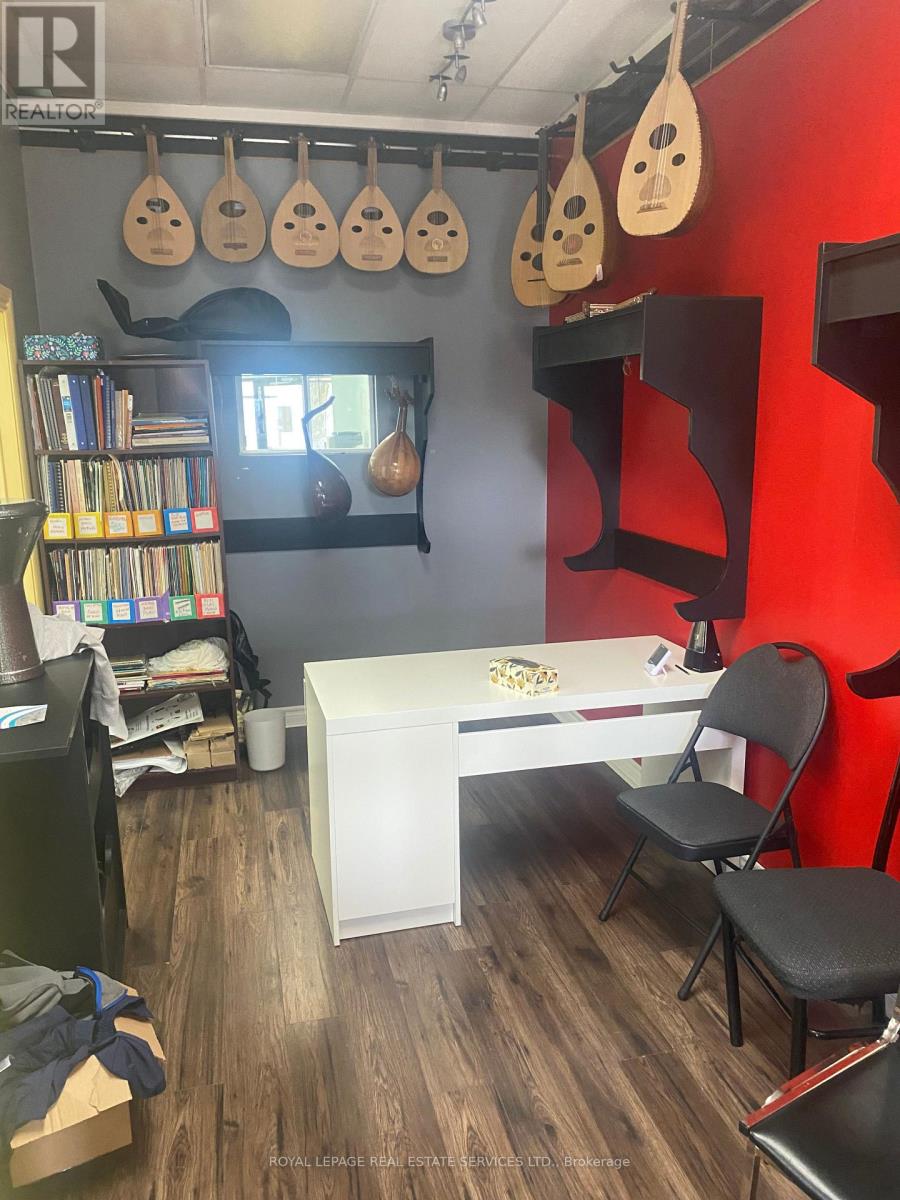 10 - 257 Dundas Street E, Mississauga, Ontario  L5A 1W8 - Photo 4 - W12550746