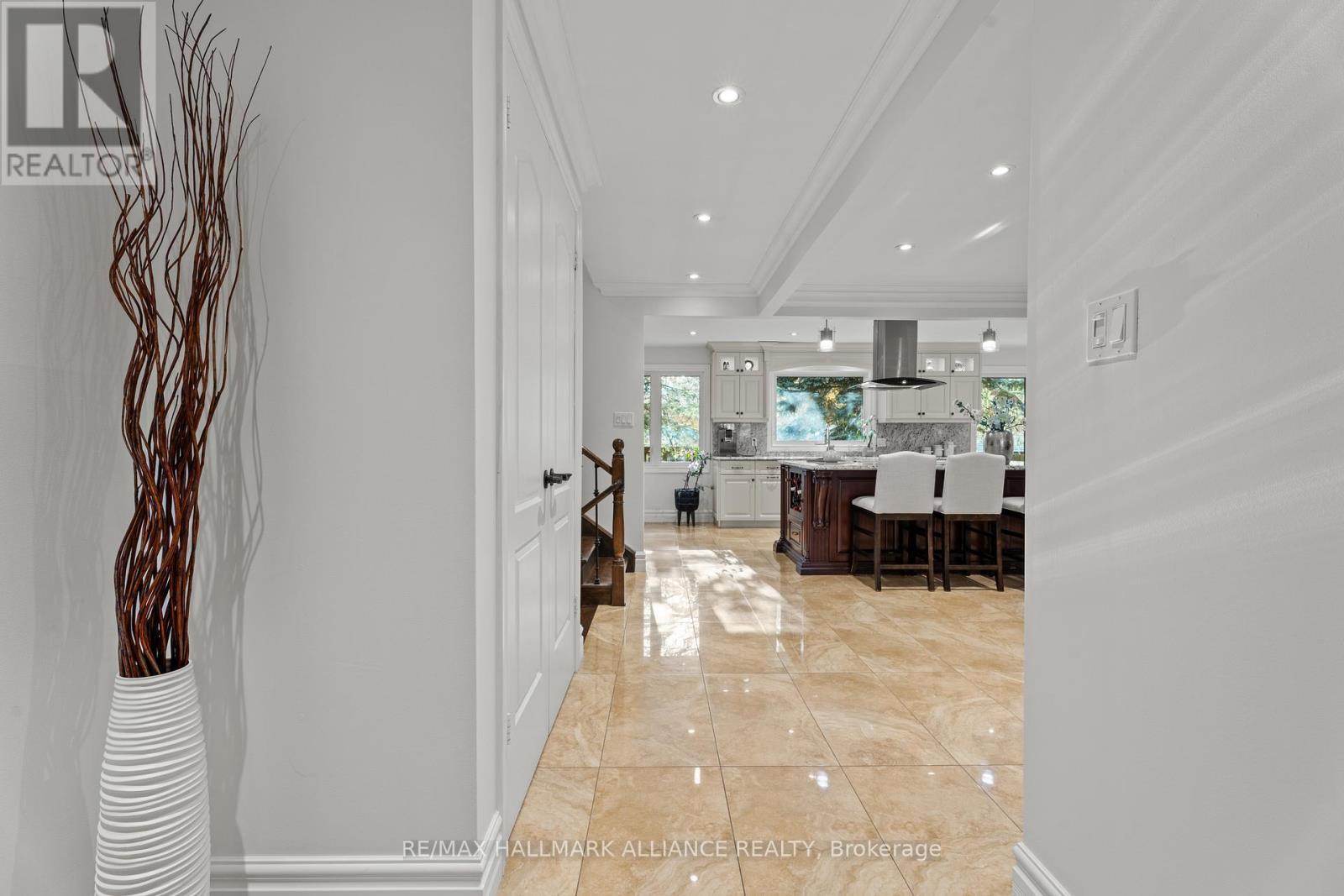 130 Tavistock Square, Oakville, Ontario  L6K 2V2 - Photo 4 - W12562064