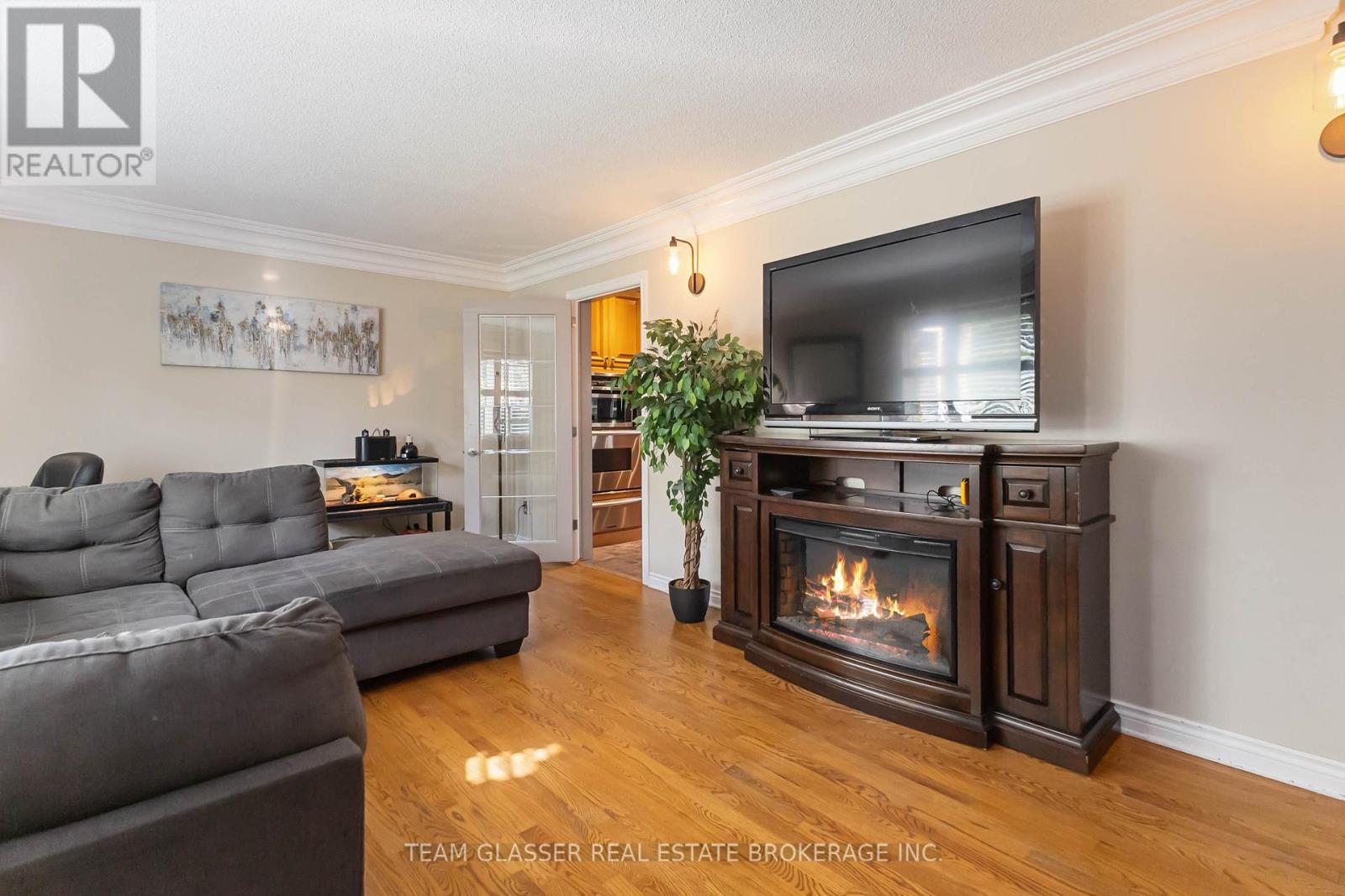 210 Chalet Crescent, London South, Ontario  N6K 3C6 - Photo 10 - X12562316