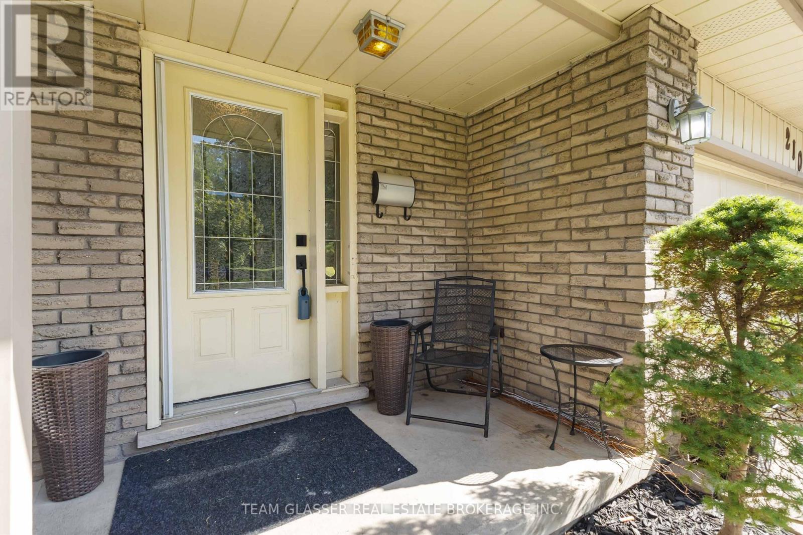 210 Chalet Crescent, London South, Ontario  N6K 3C6 - Photo 6 - X12562316