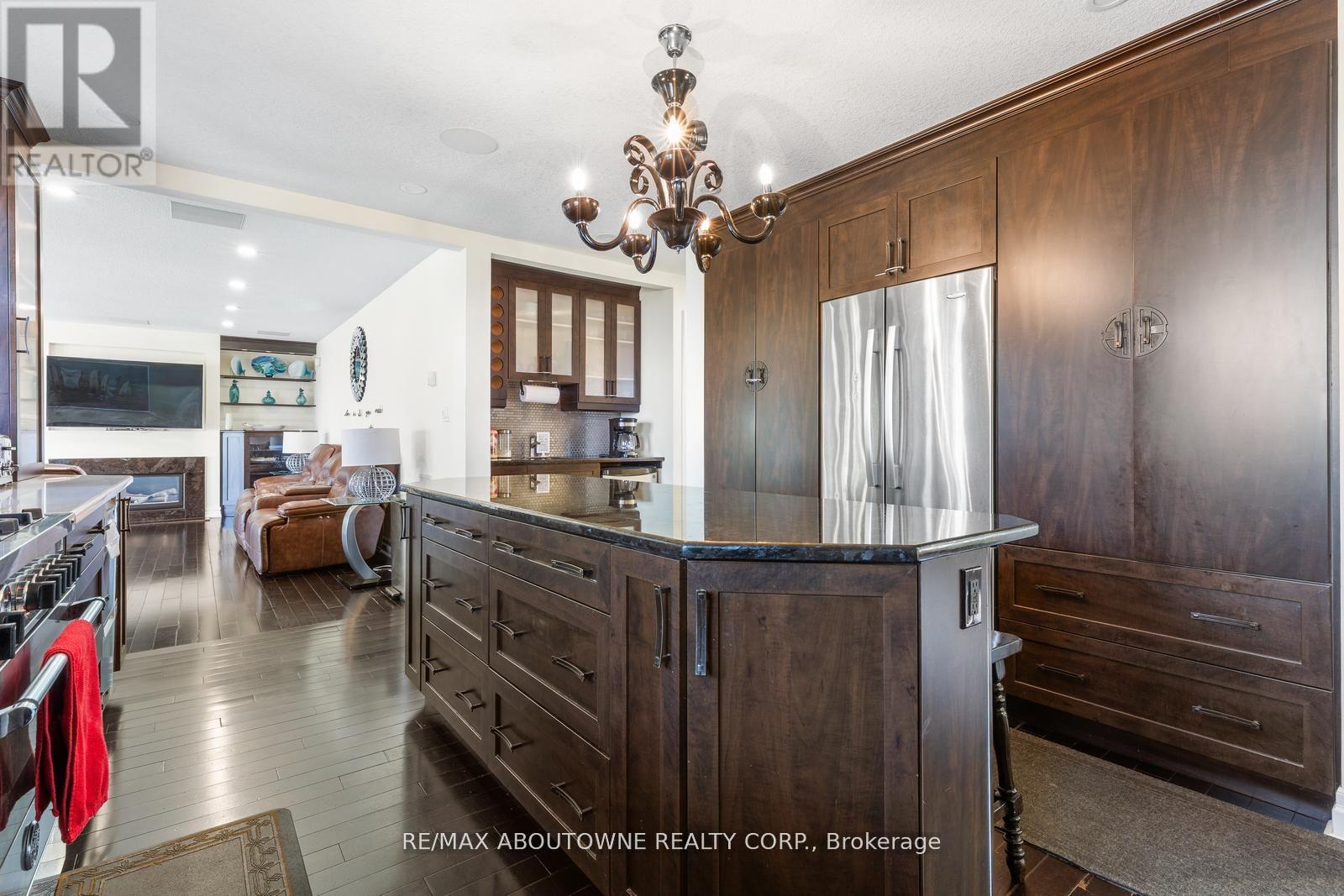 1073 North Service Road, Hamilton, Ontario  L8E 5E1 - Photo 13 - X12562122