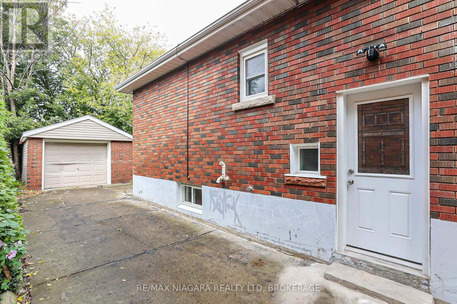 261 Vine Street, St. Catharines, Ontario  L2M 4T2 - Photo 8 - X12562218