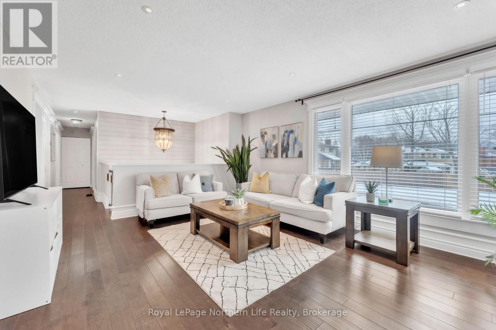 310 Surrey Drive, North Bay, Ontario  P1C 1E3 - Photo 4 - X12562208