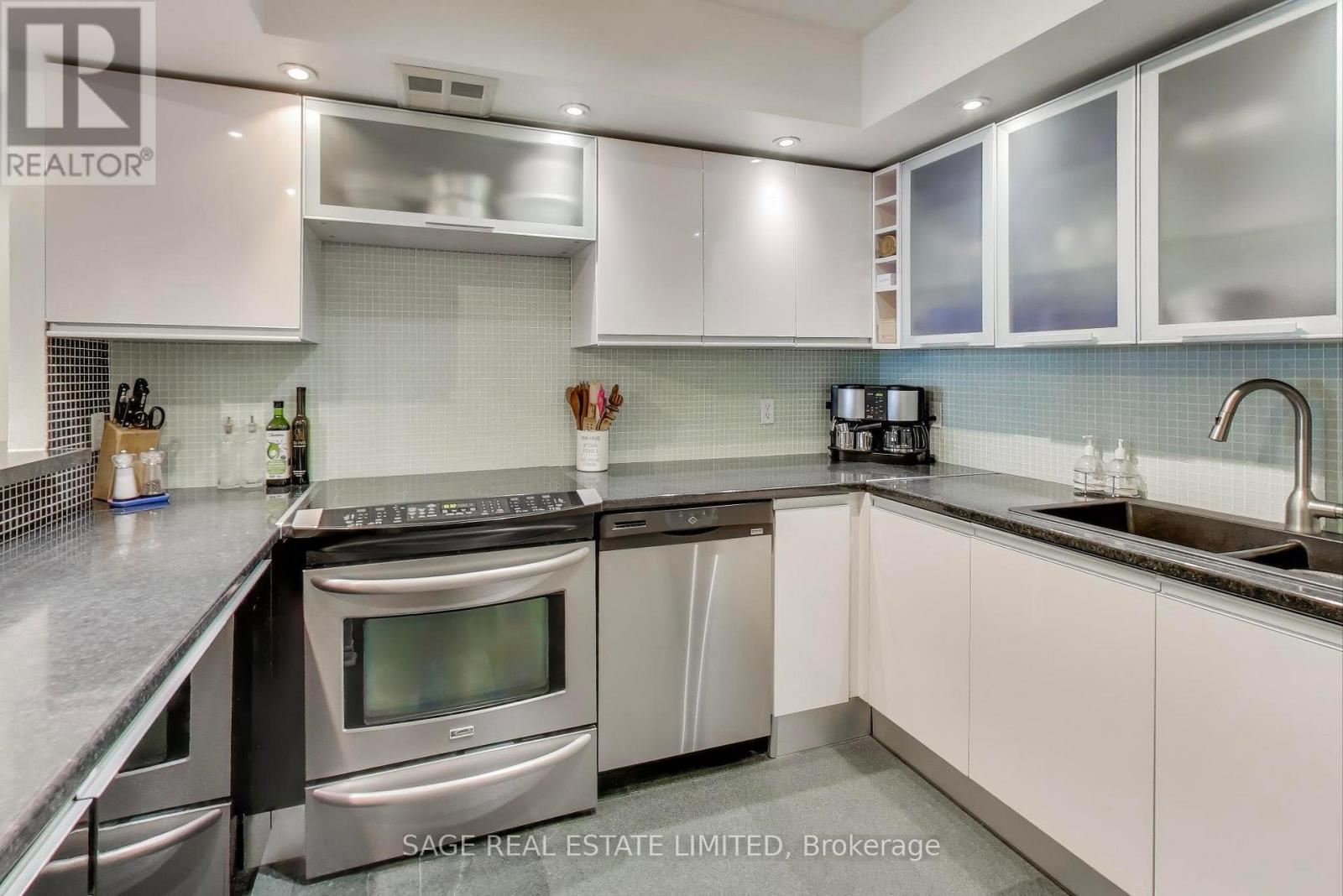 1605 - 25 The Esplanade, Toronto, Ontario  M5E 1W5 - Photo 7 - C12562394