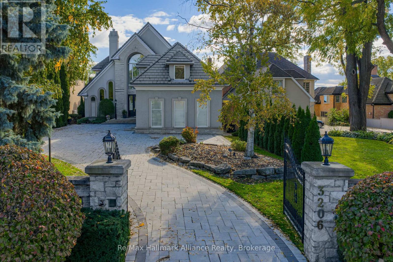 3206 Shoreline Drive, Oakville, Ontario  L6L 5X4 - Photo 2 - W12523734