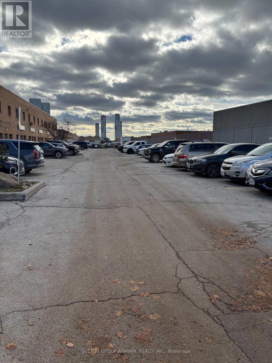 11 - 167 Applewood Crescent, Vaughan, Ontario  L4K 4K7 - Photo 14 - N12562180