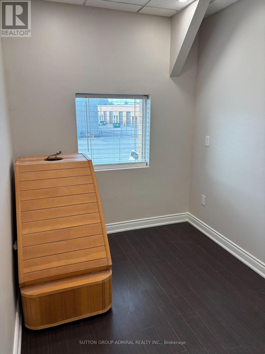 11 - 167 Applewood Crescent, Vaughan, Ontario  L4K 4K7 - Photo 6 - N12562180