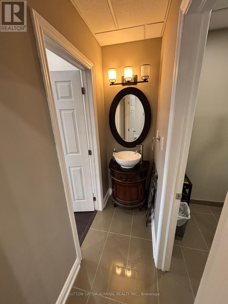 11 - 167 Applewood Crescent, Vaughan, Ontario  L4K 4K7 - Photo 9 - N12562180