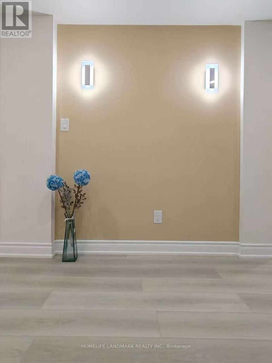 252 BOREALIS AVENUE, Aurora, Ontario