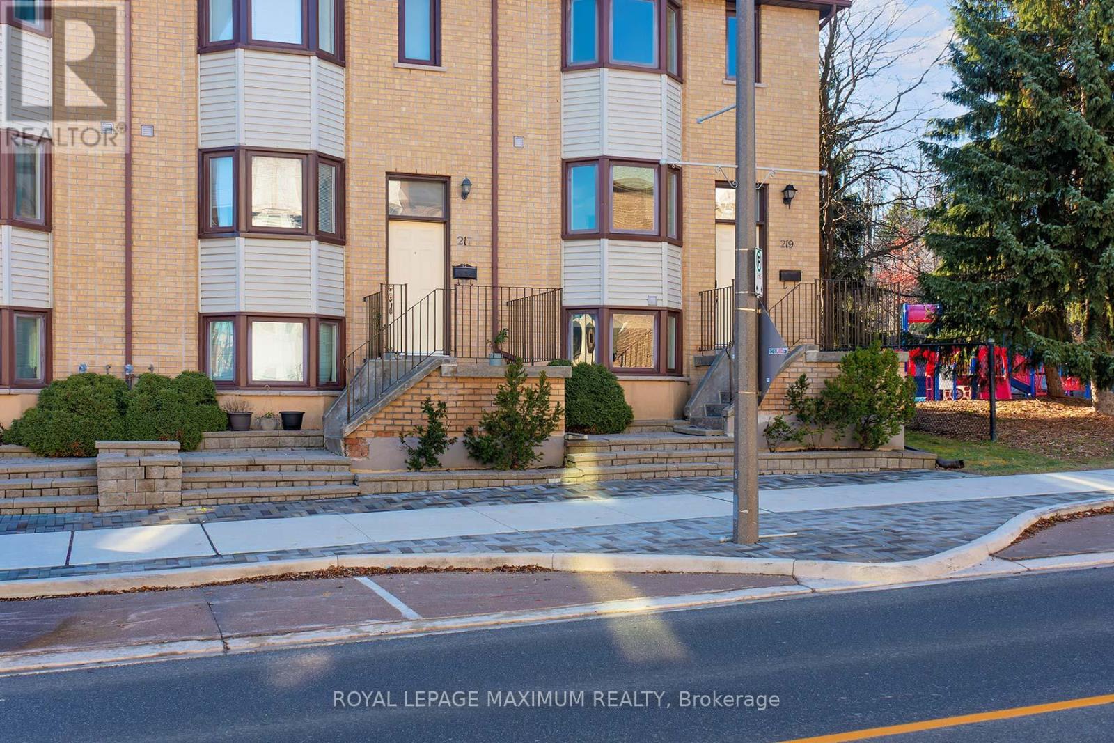1 - 217 Woodbridge Avenue, Vaughan, Ontario  L4L 2T1 - Photo 3 - N12562236