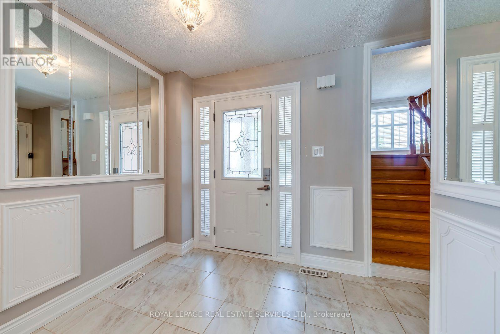 5254 Astwell Avenue, Mississauga, Ontario  L5R 3H8 - Photo 2 - W12562220