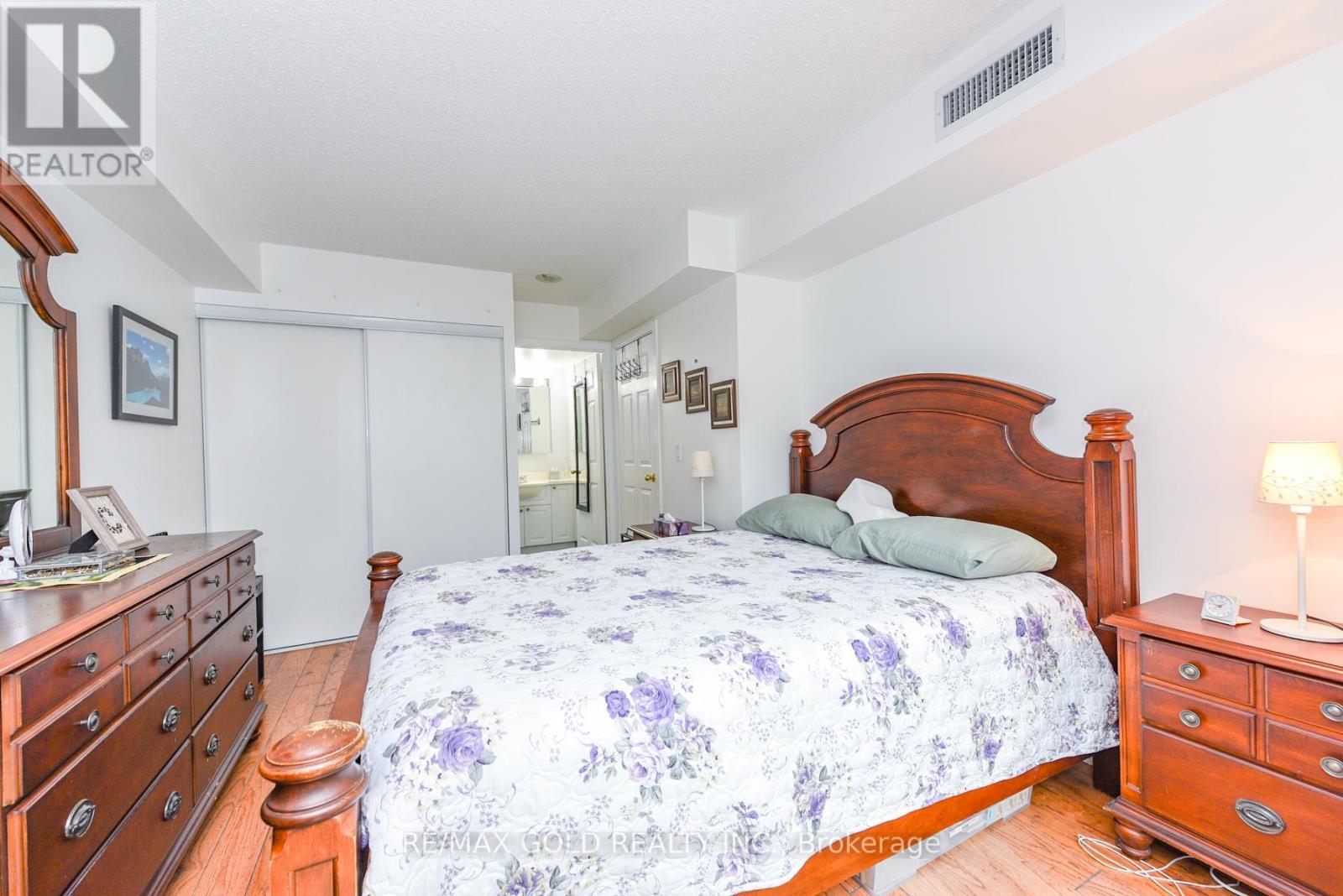 211 - 17 Michael Power Place, Toronto, Ontario  M9A 5G5 - Photo 11 - W12562264