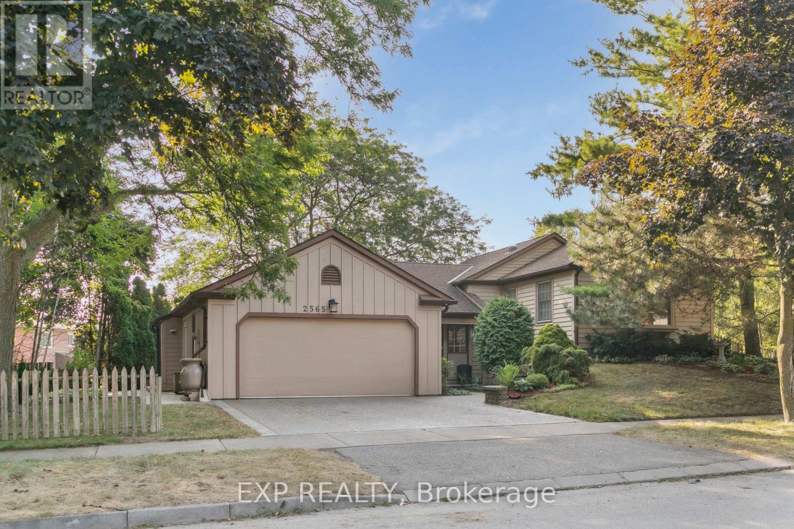 2565 Claymore Crescent, Mississauga, Ontario  L5C 3A2 - Photo 2 - W12562310