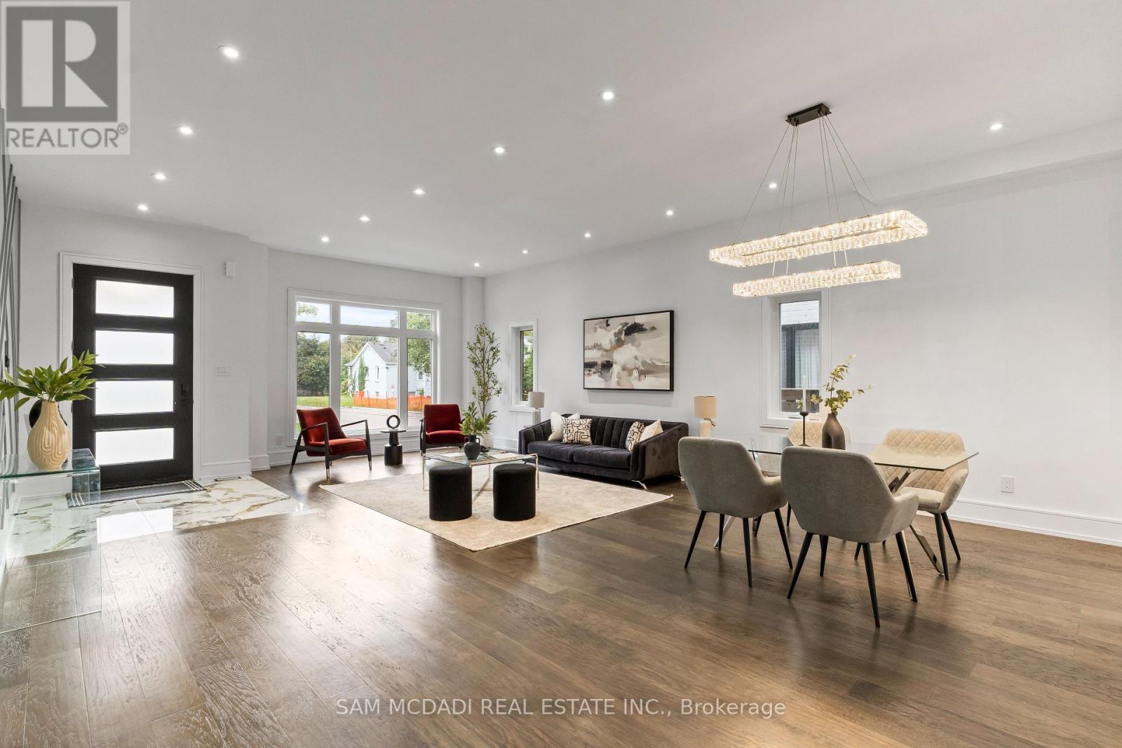 193 Mateo Place, Mississauga, Ontario  L5A 0A5 - Photo 2 - W12562354