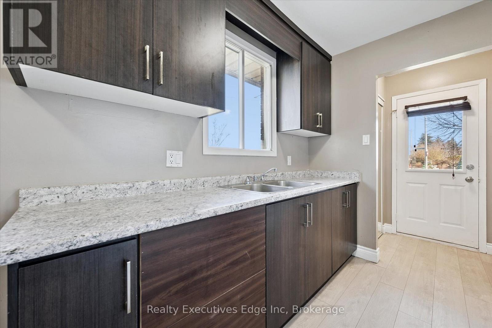 B - 501 Kingscourt Drive, Waterloo, Ontario  N2K 2X9 - Photo 12 - X12562532