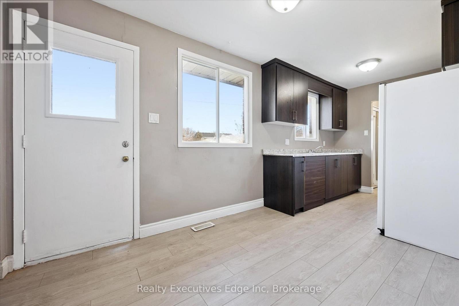 B - 501 Kingscourt Drive, Waterloo, Ontario  N2K 2X9 - Photo 9 - X12562532