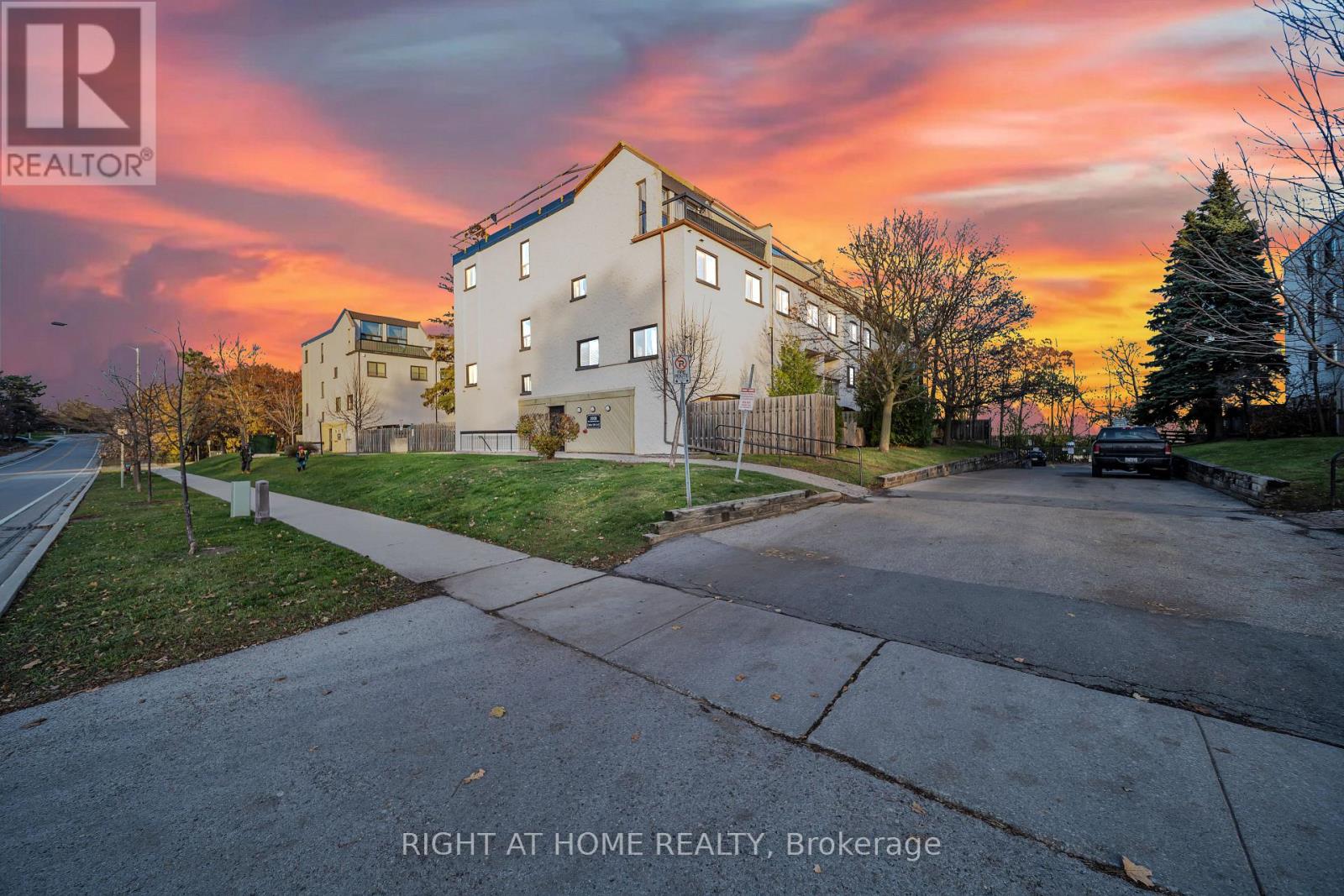 132 - 1058 FALGARWOOD DRIVE, Oakville, Ontario