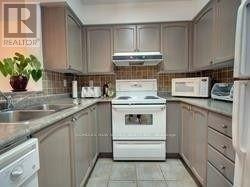 706 - 39 Oneida Crescent, Richmond Hill, Ontario  L4B 4T9 - Photo 3 - N12562464